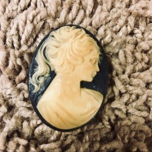 💙 Vintage Cameo Brooch 💙
